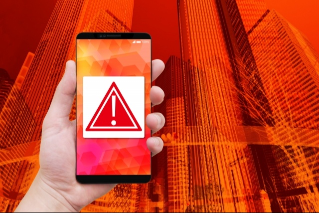 危険通知をするスマートフォン