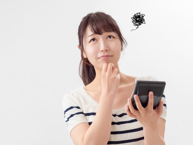 支払いに悩む女性