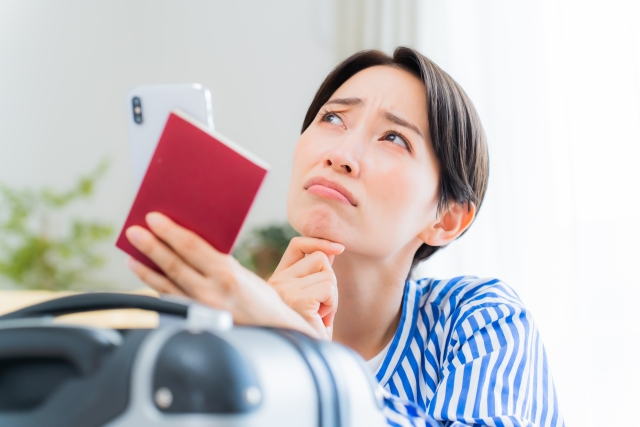 旅行に行きたいと考えている女性