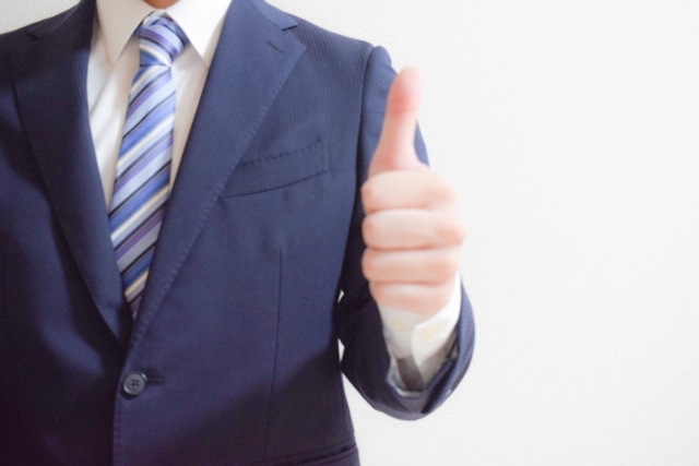親指を立たせている男性