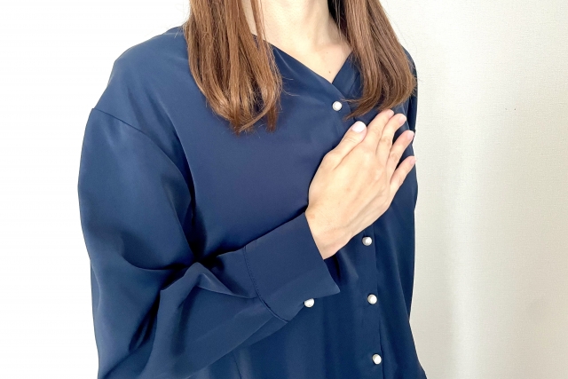 自信をもって胸に手を当てている女性