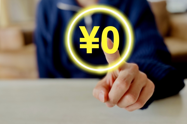 「0円」の表示を指で指す男性