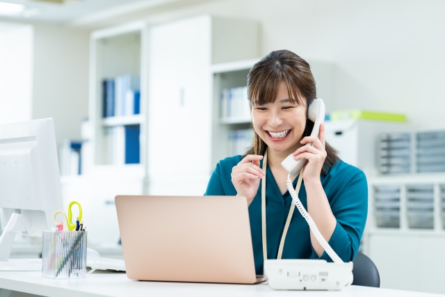 笑顔で電話をする女性
