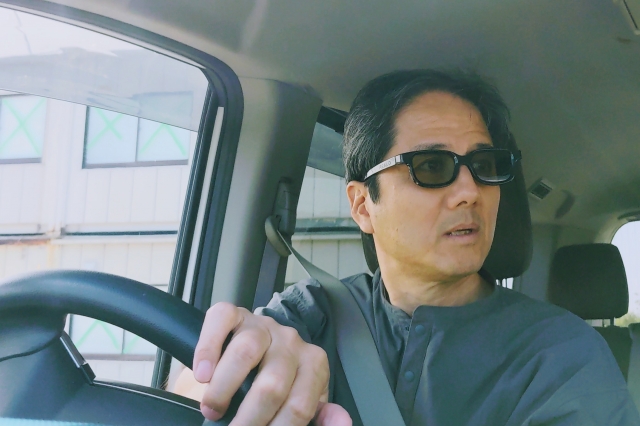 サングラスをかけて運転している男性