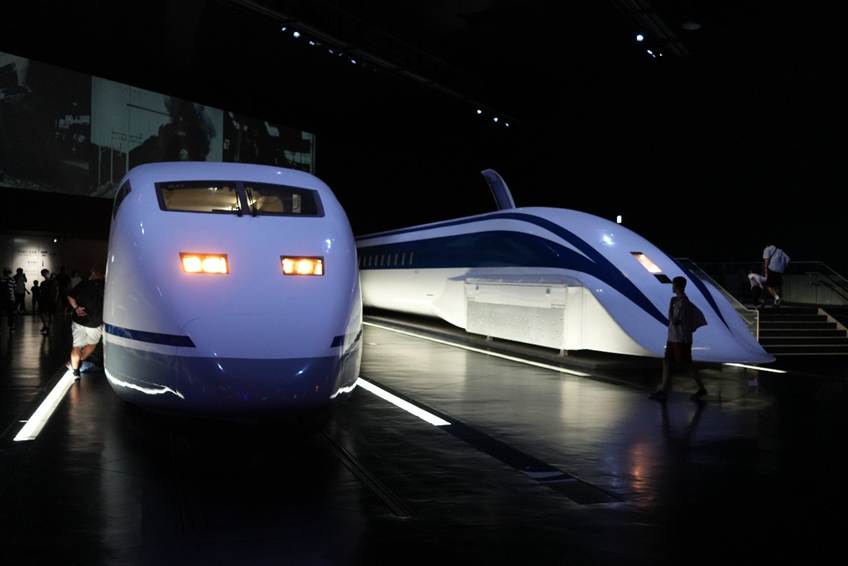 「リニア・鉄道館」に展示されている新幹線とリニア車両