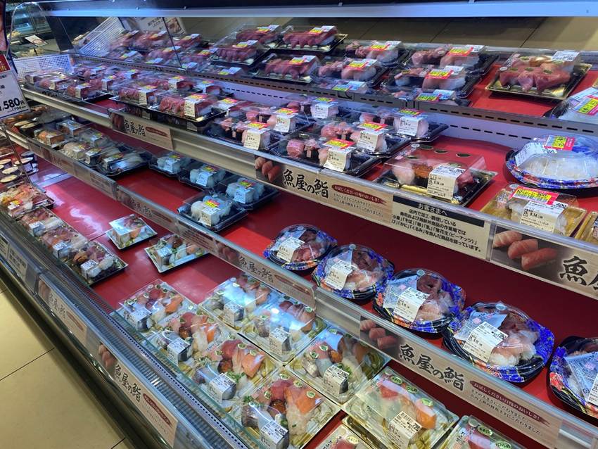 イオン（金山店）の一階で販売されている寿司や総菜