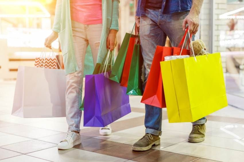 たくさんの買い物をする人々