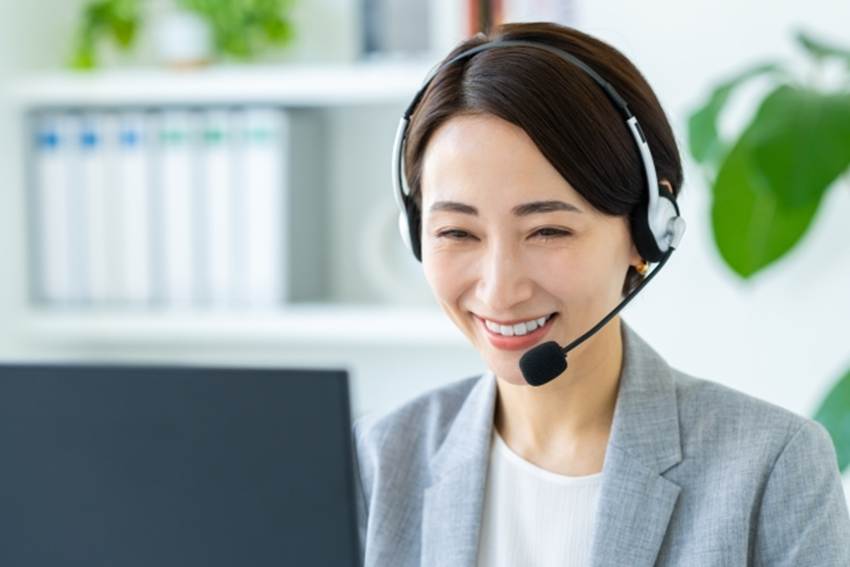 笑顔で対応しているコンシェルジュ・スタッフの女性