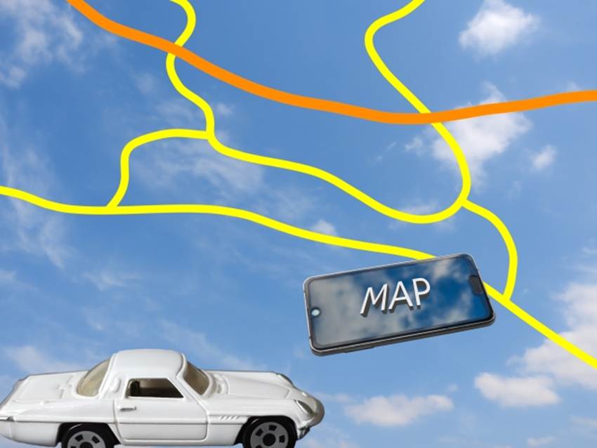 自動車と地図アプリ