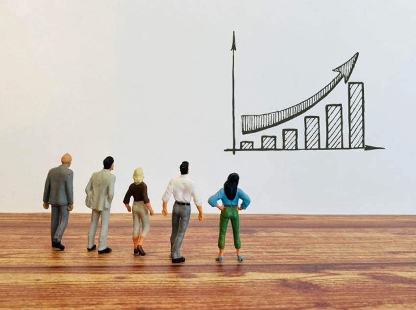 上昇している資産額の推移を見ている男女