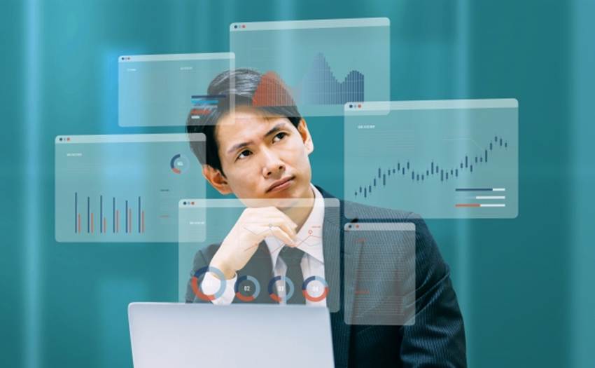 さまざまデータを見ながら考える男性