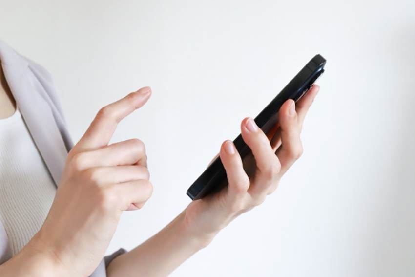 スマートフォンの捜査をしている男性