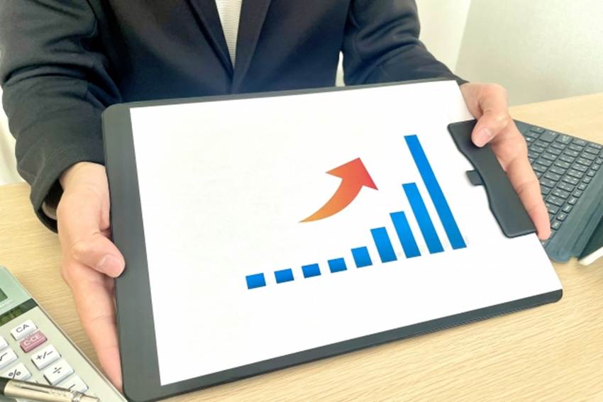 資産額が増えることを説明する男性