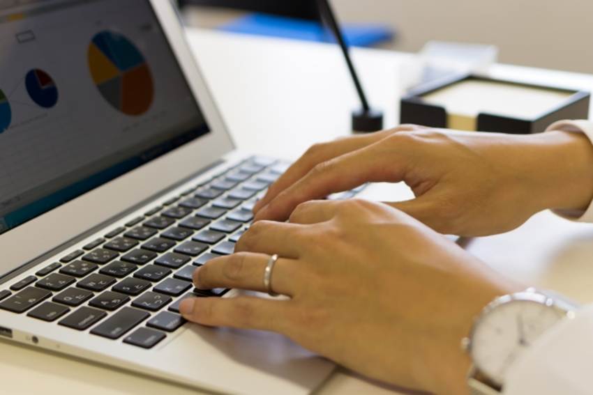 パソコンを使って作業をしている男性