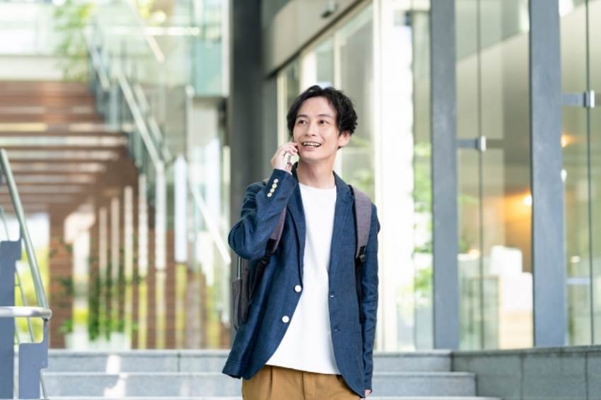 どこに行くか迷っている男性