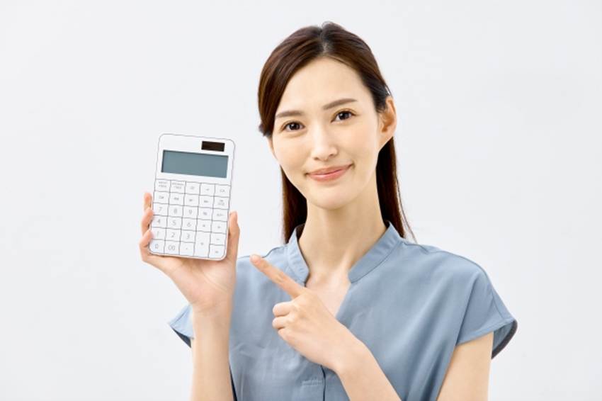 電話を見せる女性