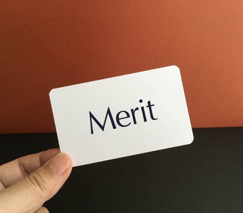 「Merit」と書かれているカード