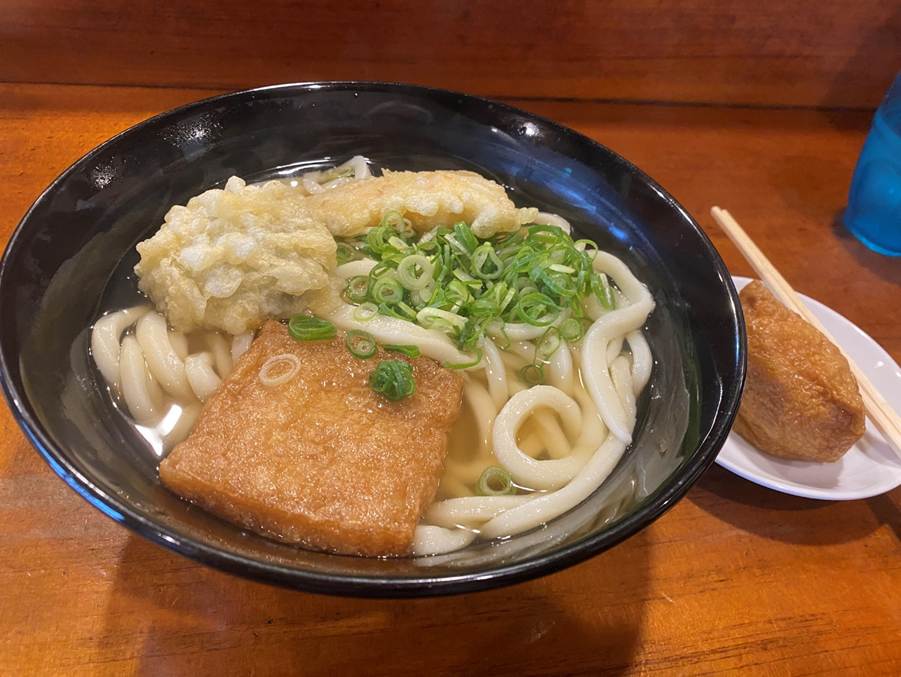「たねうどん」で提供される餅入りきつねうどん