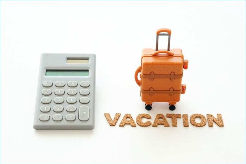 電卓とトランクのフィギュア