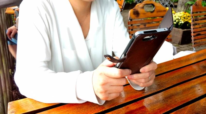 スマートフォンを使って確認をする女性