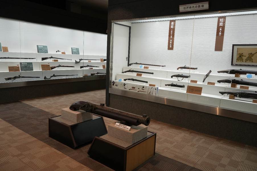 伝来された鉄砲以降に、国内で発展した鉄砲の展示(鉄砲館の内部展示)