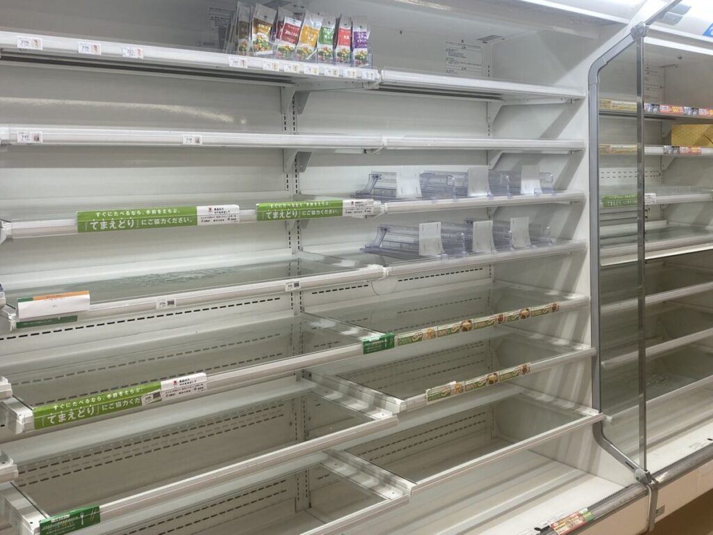 商品がなくなったコンビニエンスストアのショーケース