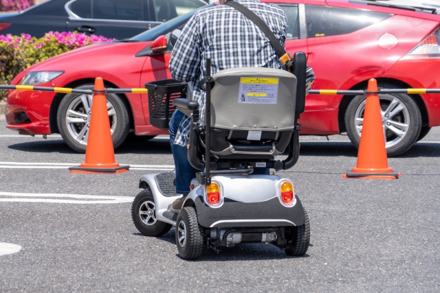 シニアカーを運転している高齢者