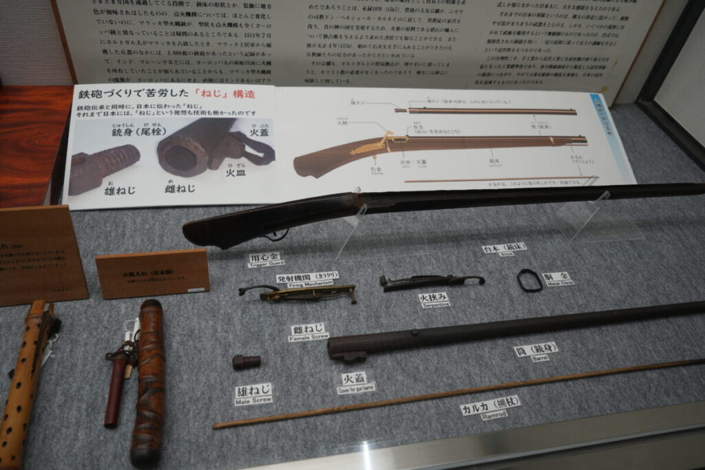 伝来された鉄砲の内部構造を説明した展示(鉄砲館の内部展示)