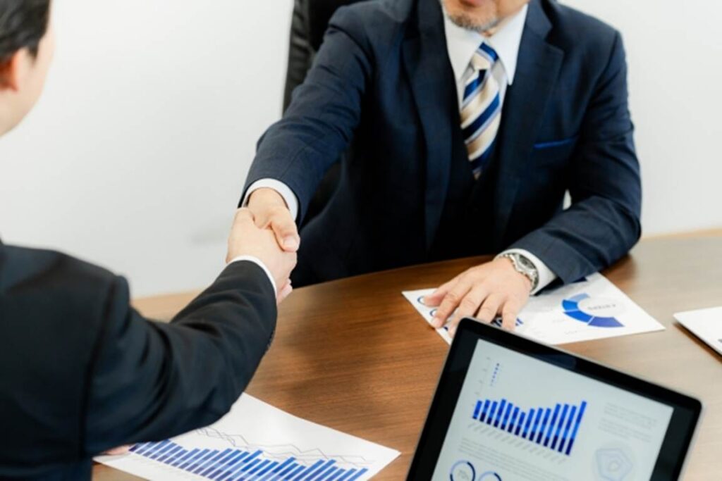 商談が成立したビジネスマン