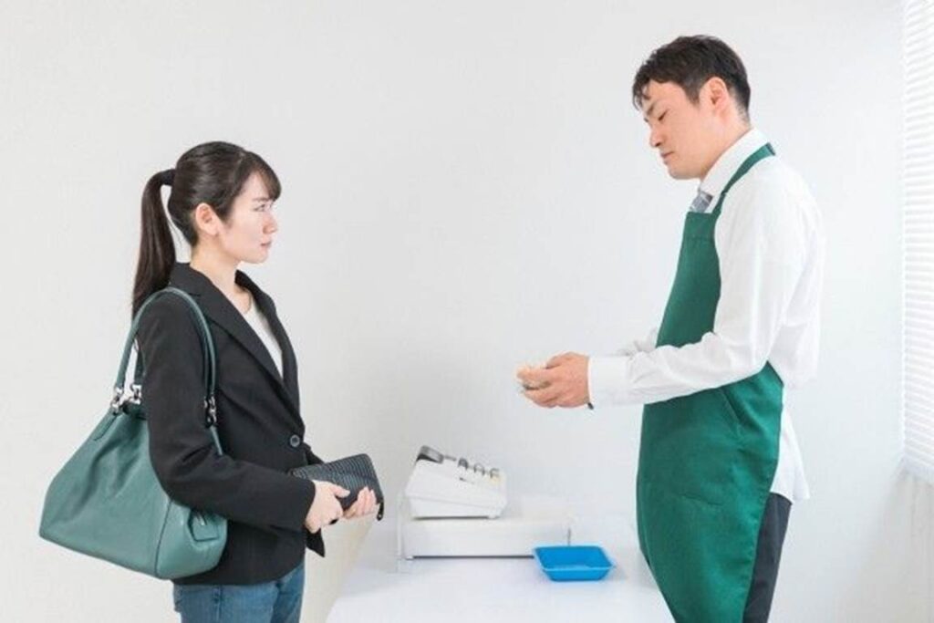 コンビニスタッフに支払いを断られる女性