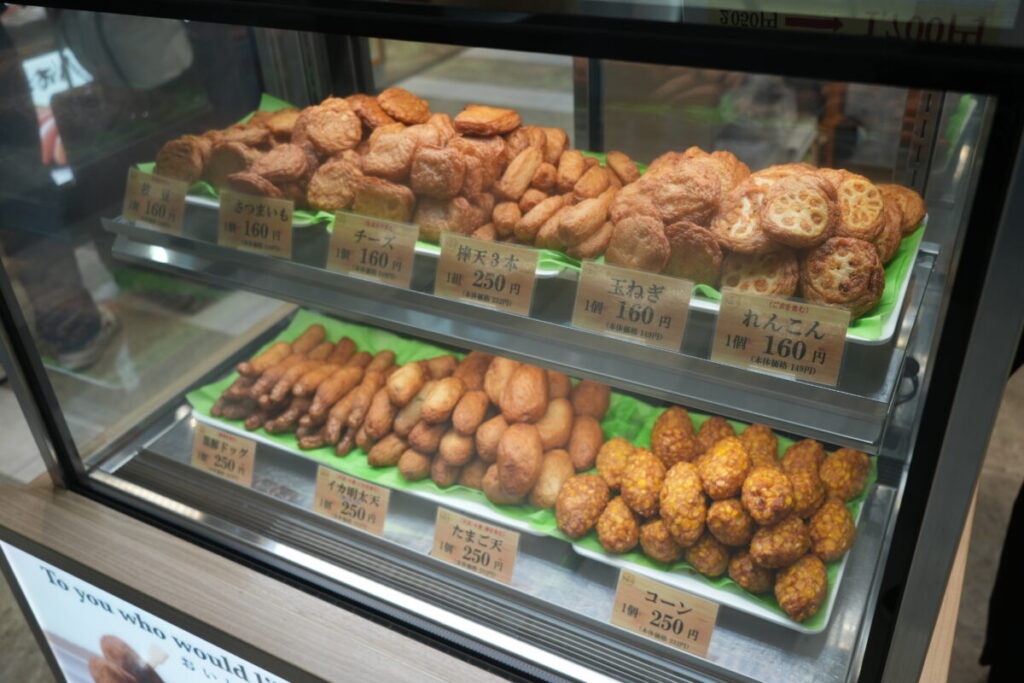 ガラスケースに這入っている揚立屋のさつま揚げ