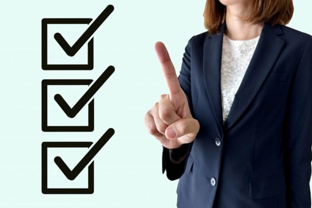 確認事情をチェックする女性