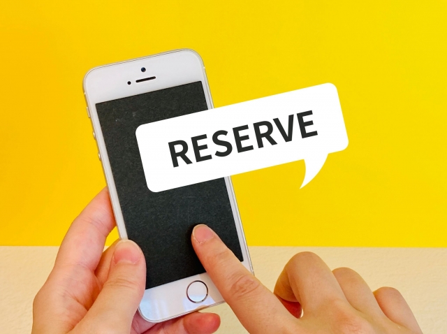 「予約完了」を通知するスマートフォン