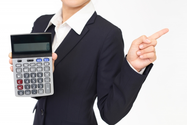 電卓を見せなら指差す女性