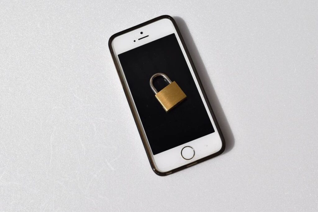 鍵がかけられた状態のスマートフォン