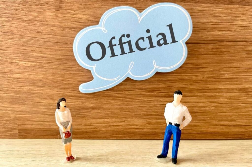 「Official」という言葉を考える男女の人形